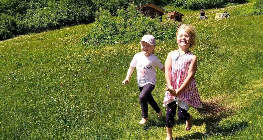 Hexlein auf dem Besen.