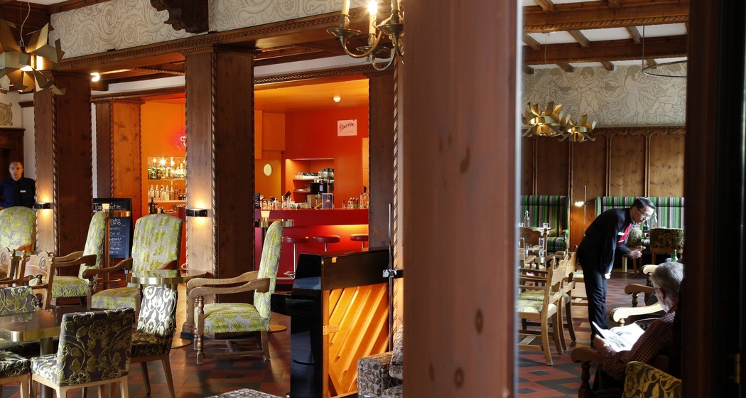 Rote Bar und Terrasse (oua_604487649_image)