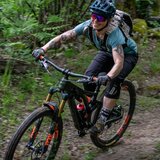 I sentieri nel bosco sono tipici di questo percorso enduro