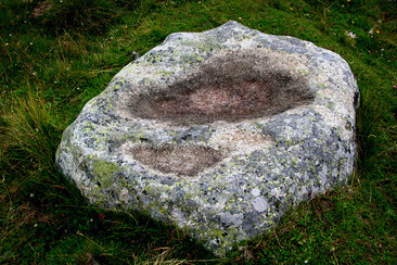 The enigmatic stone on the Septimerweg above Bivio with its 2 bowl-shaped depressions