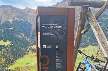 Infosäule vor Lumbrein: design by judith brennwald
