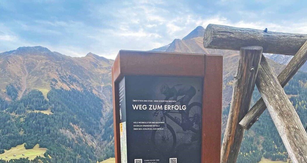 Infosäule vor Lumbrein: design by judith brennwald