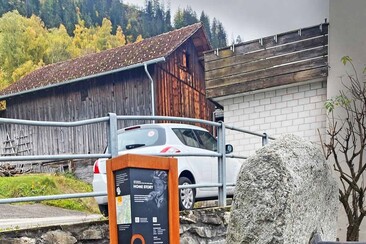 Infosäule in Tersnaus am Nino Schurter Brunnen: design by judith brennwald