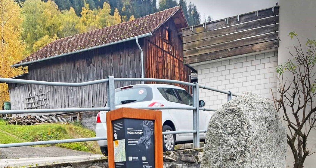 Infosäule in Tersnaus am Nino Schurter Brunnen: design by judith brennwald