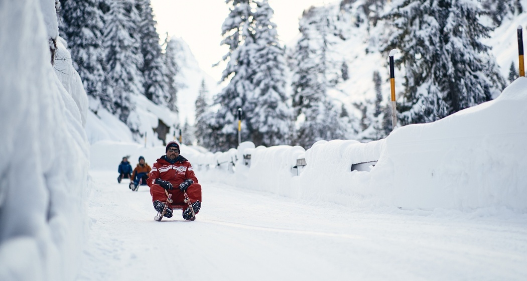 Schlitteln auf der Zerfreilastrasse