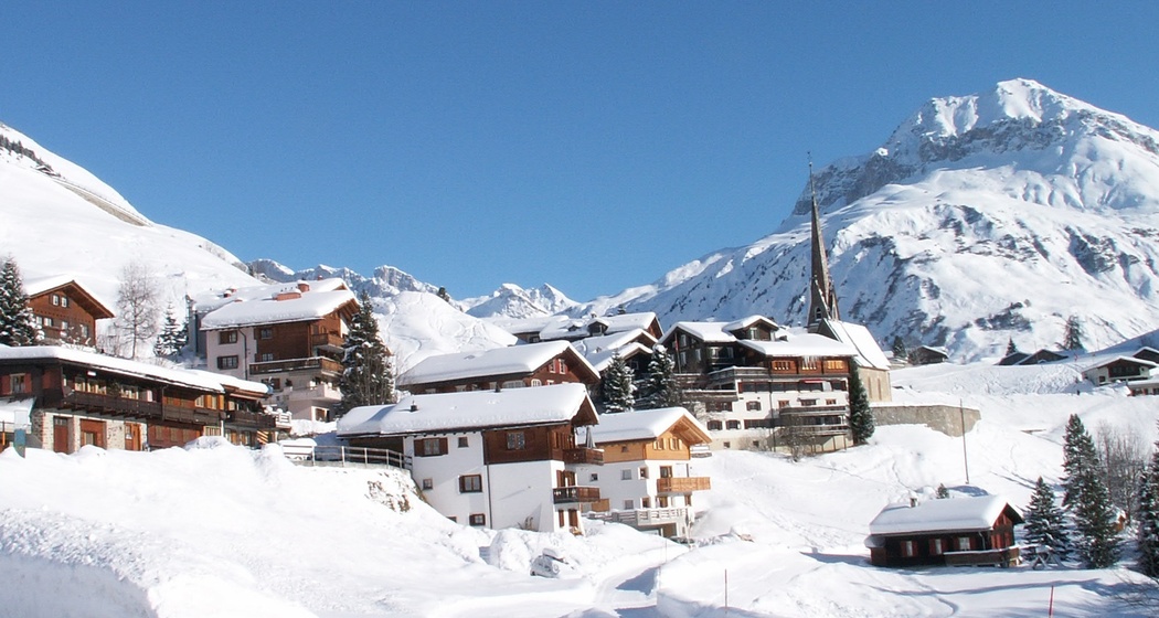 St. Antoenien mit Bick auf den Schollberg