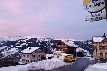 Ustria Sil Plaz mit Aussicht in die winterliche Berglandschaft