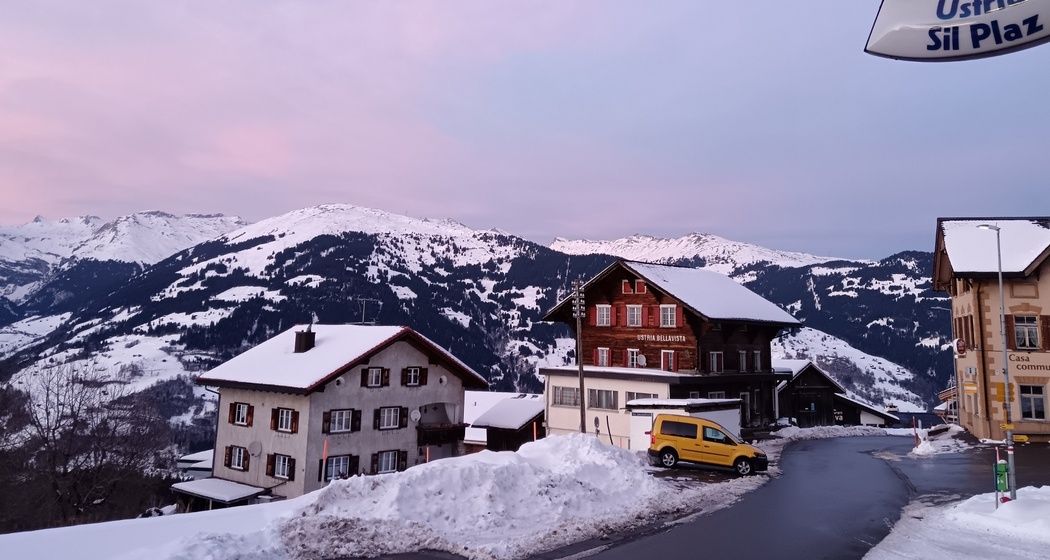 Ustria Sil Plaz mit Aussicht in die winterliche Berglandschaft
