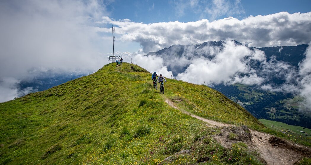 Die ersten Trailmeter vom Gipfel