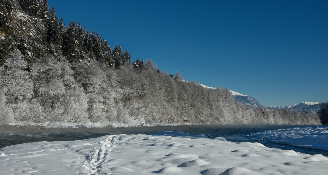 Der Sandstrand bei Ilanz im Schnee