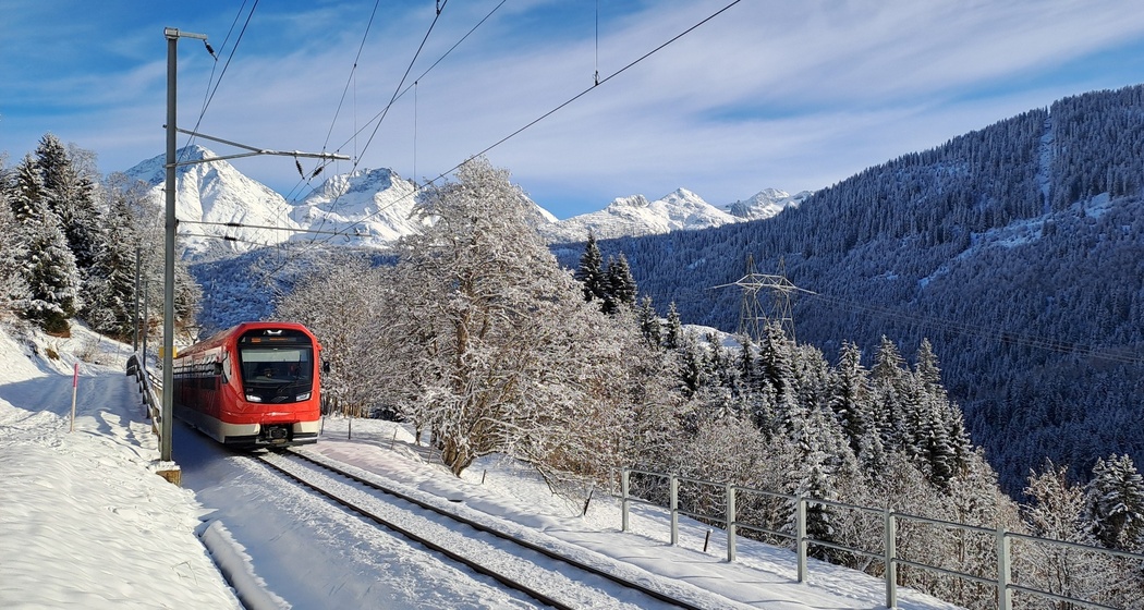 an der Bahnlinie entlang