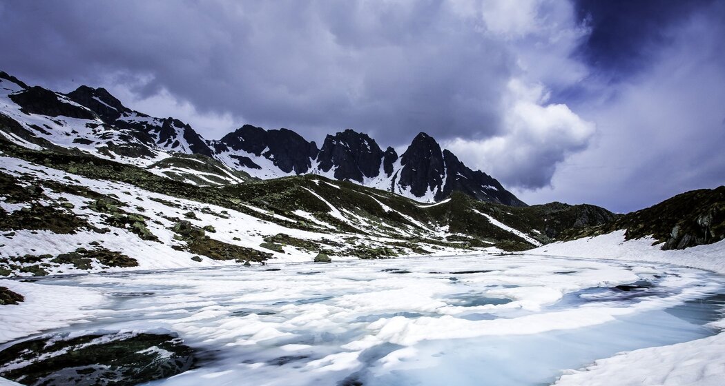 Der Lag Serein naben dem Gipfelziel, im späten Winter.
