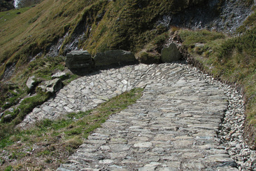 Eine 2012 sorgfältig renovierte Kehre des historischen Verkehrsweges über den Septimer.