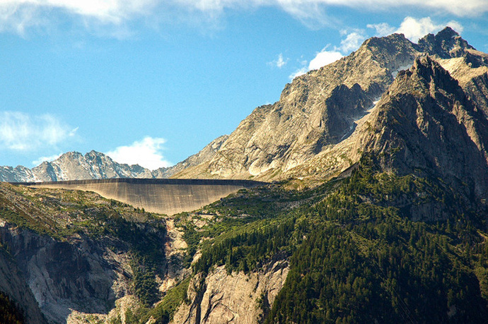 Die Albigna-Staumauer wurde zur Stromproduktion und zum Schutz vor Hochwasser gebaut. Sie ist 759m hoch und 115m lang.