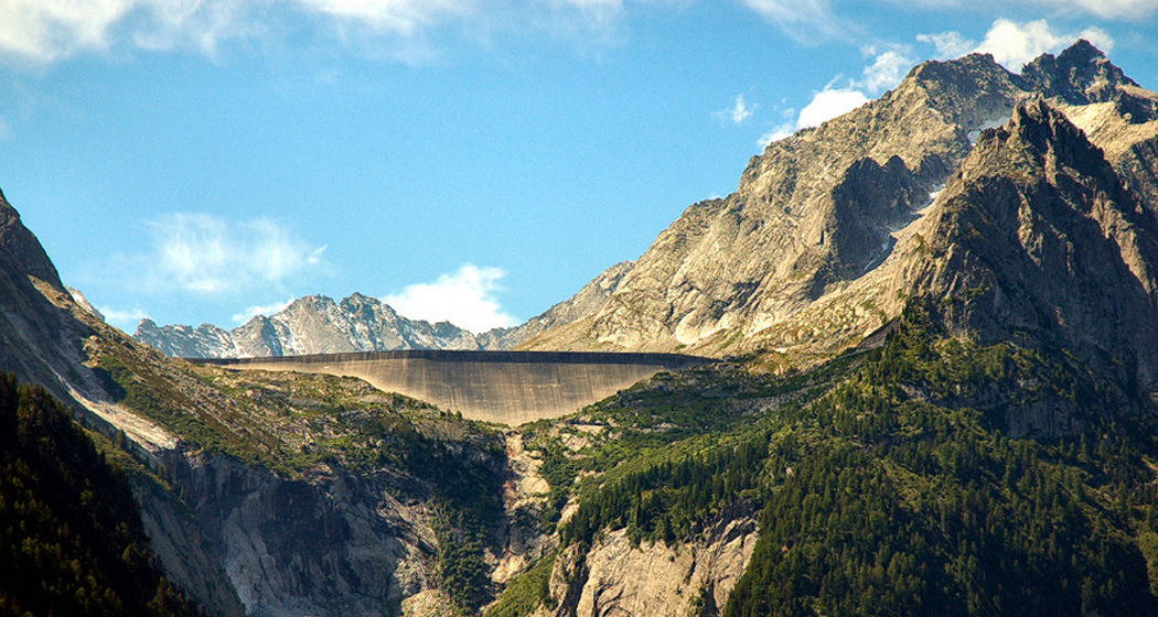 Die Albigna-Staumauer wurde zur Stromproduktion und zum Schutz vor Hochwasser gebaut. Sie ist 759m hoch und 115m lang.