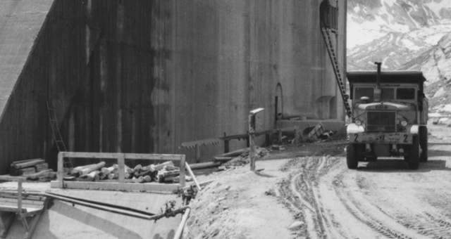 Bau der Albigna Staumauer im Jahr 1959.