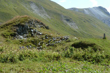 Die Überreste des Hospiz Tgesa da Sett, das im Jahr 1100 gebaut wurde.