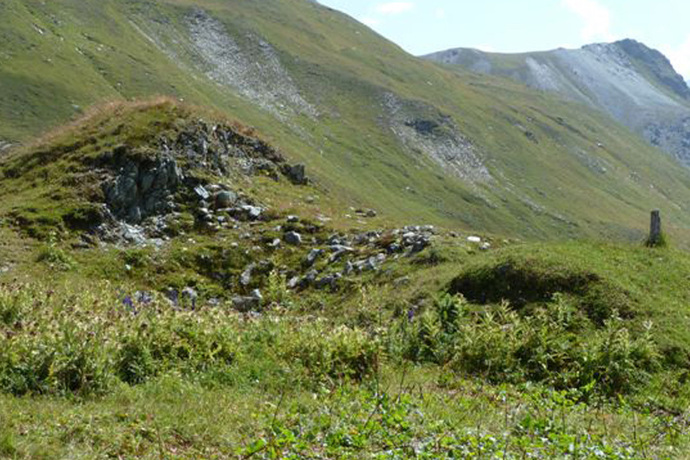Die Überreste des Hospiz Tgesa da Sett, das im Jahr 1100 gebaut wurde.