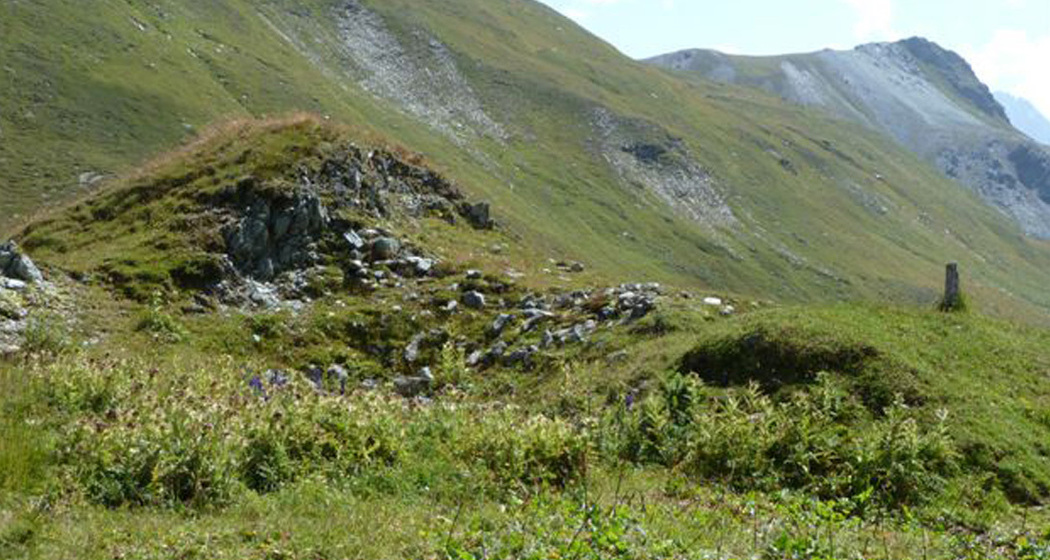 Die Überreste des Hospiz Tgesa da Sett, das im Jahr 1100 gebaut wurde.