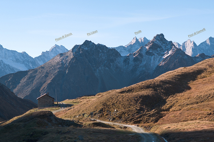 Vue depuis le col vers les Alpes de Bergell.