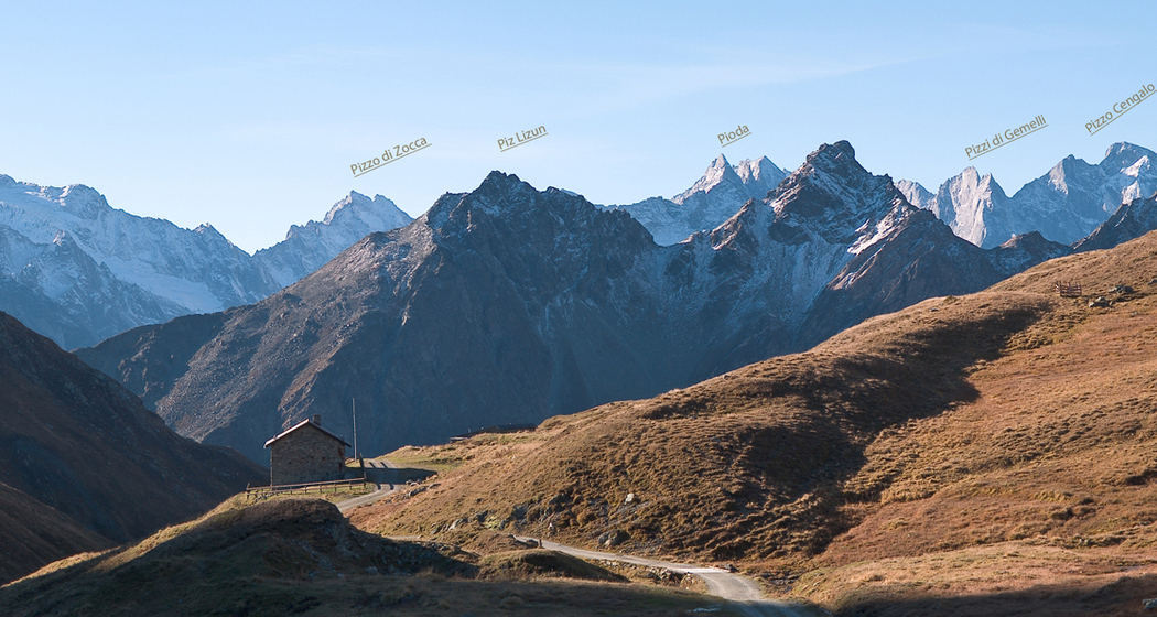 Ausblick von der Passhöhe in die Bergeller Alpen.