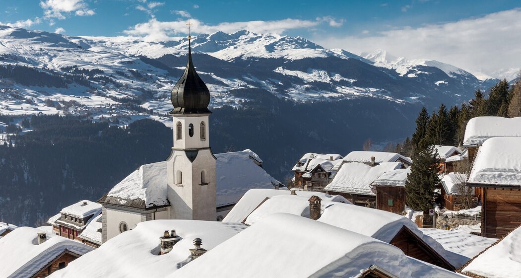 Das aussichtsreiche Dorf Siat im Winter ist Start der Schneeschuhtour