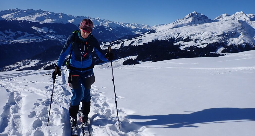 Aufstieg mit Panorama im Rücken