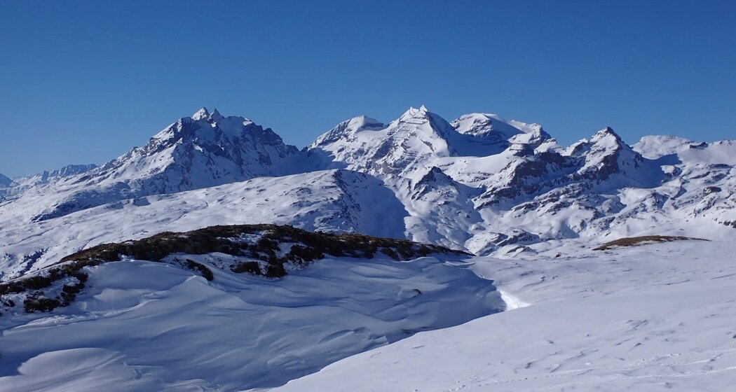 Sicht vom Gipfelbreich in Richtung Brigels, Bifertenstock, Kistenstöckli und Tödi