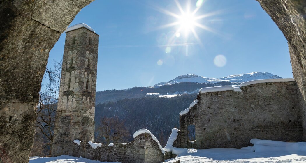 Altes Gemäuer im Winterkleid