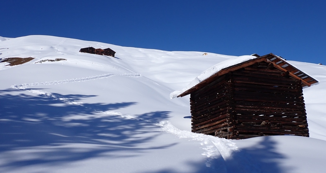 Am Horizont erscheinen die Zalöner Hütten