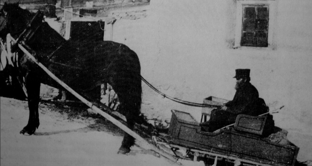 Verteilung der Post durch den «Post-Öhi» mit dem Pferdeschlitten von Safien Platz nach Thalkirch. (Bild: Bibliothek Safien)