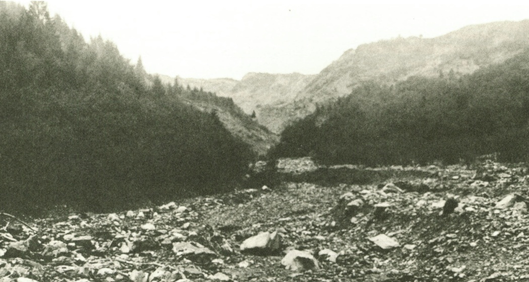 Gewaltige Schuttmengen im flachen Teil der Nollaschlucht (Gino Romegialli: Das Ende des Lüschersees. Verlag Desertina, Chur, 2012.)