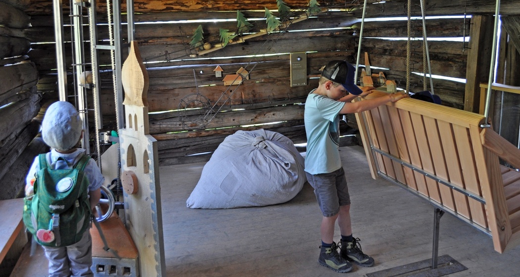 Kegelbahn und Schaukel im Häärdställi (Bild: Natupark Beverin)