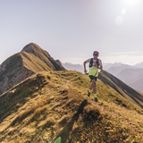 ein Trailrunner läuft auf dem Gotschnagrat