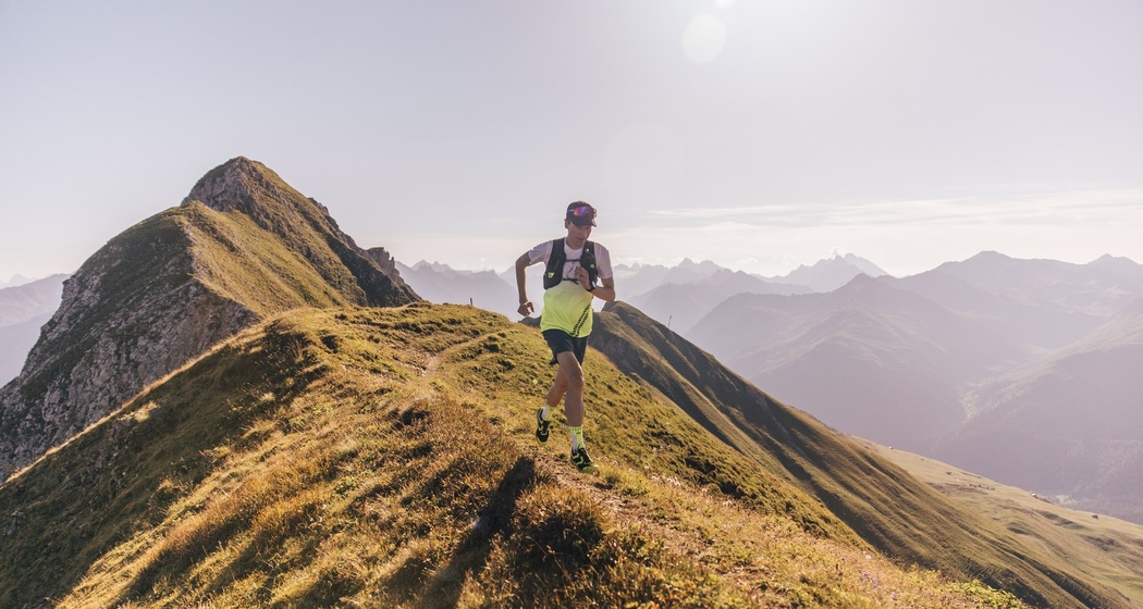 ein Trailrunner läuft auf dem Gotschnagrat