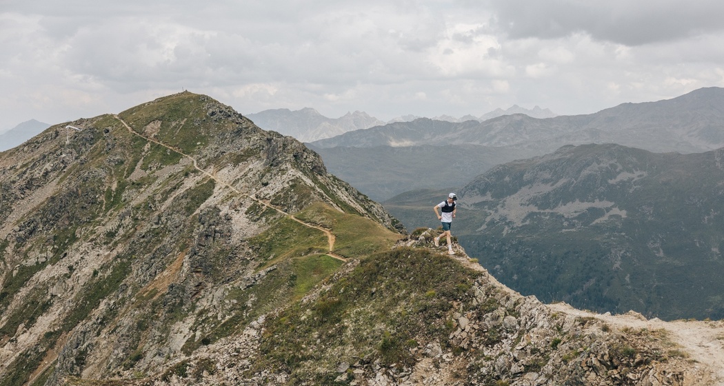 ein Trailrunner läuft vom Jatzhorn hinunter nach Rossboda