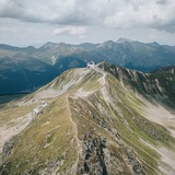 Une vue du Jatzhorn en direction du Jakobshorn, avec sa station supérieure et sa terrasse panoramique.