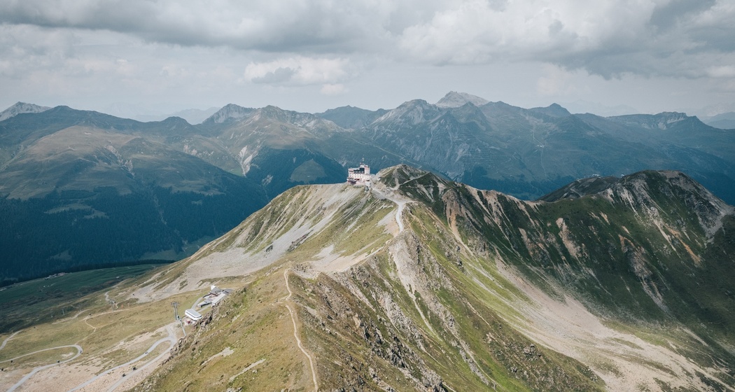 Ein Blick vom Jatzhorn in Richtung des Jakobshorns, mit seiner Bergstation und Panorama-Terrasse.