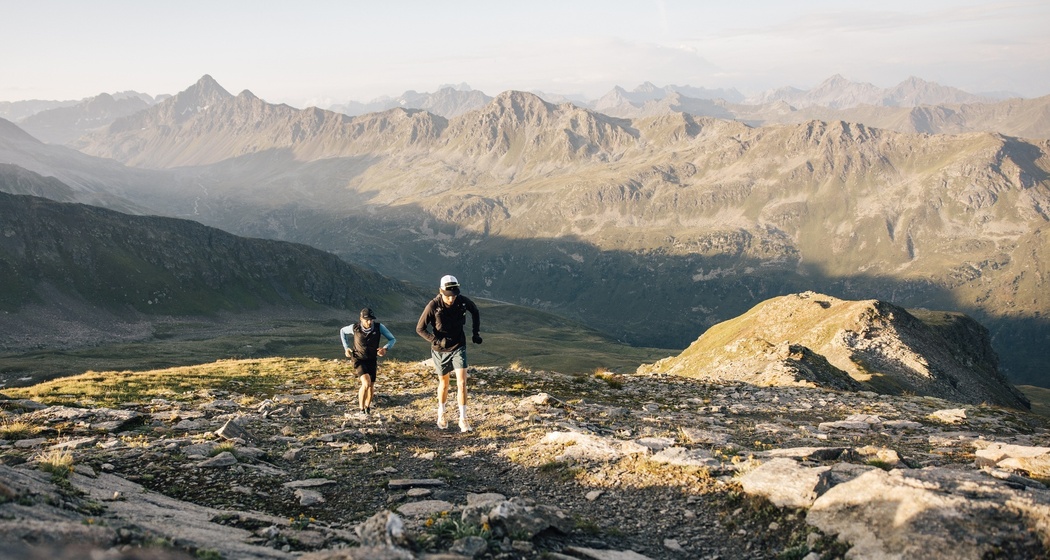 Der Lauf hinauf zum Flüelabärg am frühen Morgen belohnt die Mutigen mit fantastischen Farben.