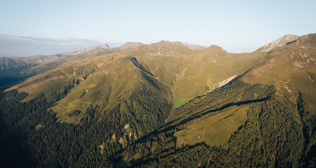 Ein Luftbild der Podestatenalp. Der Weg nach oben ist auf der rechten Seite des Bildes zu sehen.