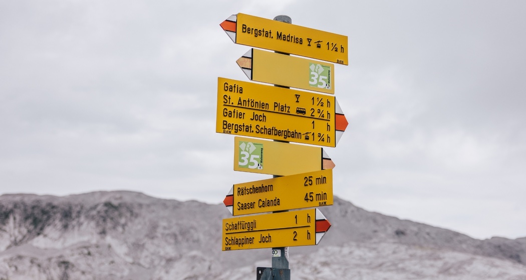 die Felsformationen des Rätschenhorns scheinen aus dem Boden auszubrechen.