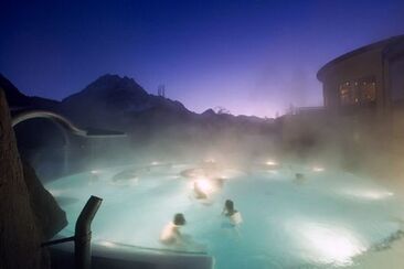 Bogn Engiadina Scuol Aussenbecken Nacht