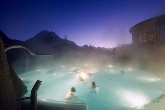 Bogn Engiadina Scuol Aussenbecken Nacht