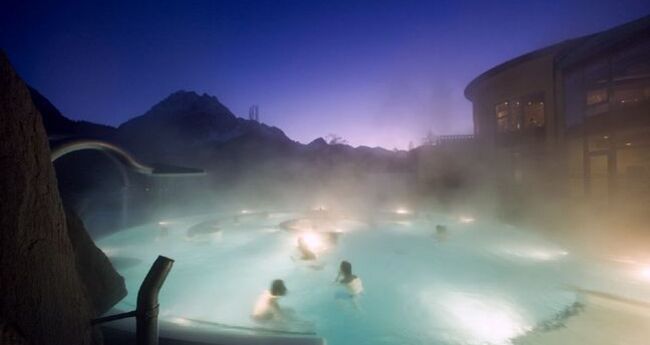 Bogn Engiadina Scuol Aussenbecken Nacht