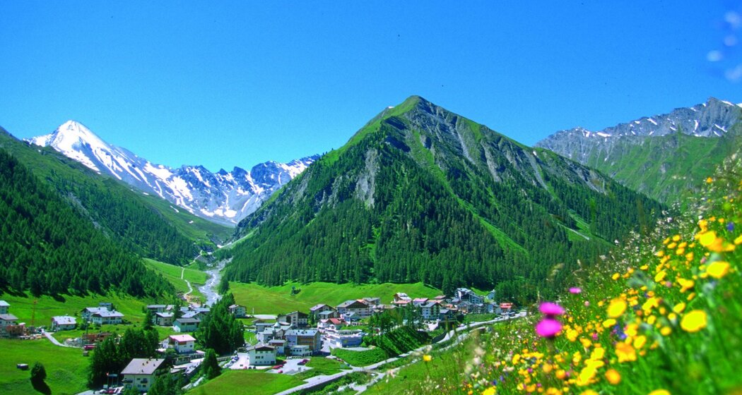 Samnaun Dorf mit Muttler