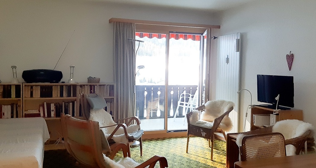 Wohnzimmer mit Ausziehbett und TV