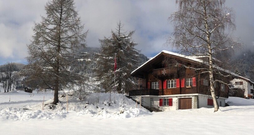 Haus mit Umgebung im Winter