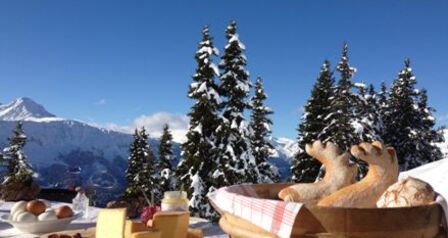 Frühstücksbuffet auf der Terrasse