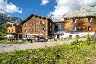 Berghaus Sulzfluh in Partnun im Sommer