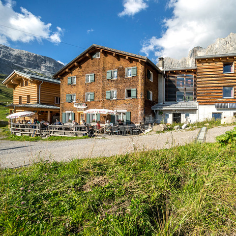 Berghaus Sulzfluh in Partnun im Sommer